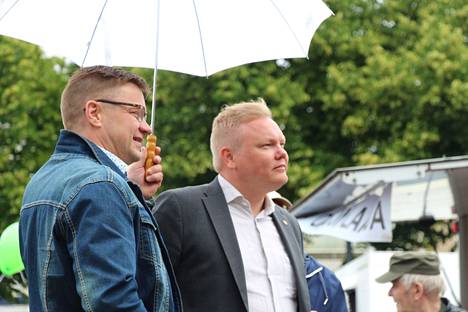 Jokakesäisessä Sastamalan toritapahtumassa Kansanvallan päivän juhlassa vieraili ministeri Antti Kurvinen ja hänen erityisavustajansa sastamalalainen Pertti Hakanen. 
