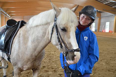 Juuli Norha ja Nikke-poni harjoittelevat useamman kerran viikossa Kärppälän ratsutilalla. Noin kerran kuukaudessa he suuntaavat talvikaudella treeniviikonlopuksi Ypäjälle.