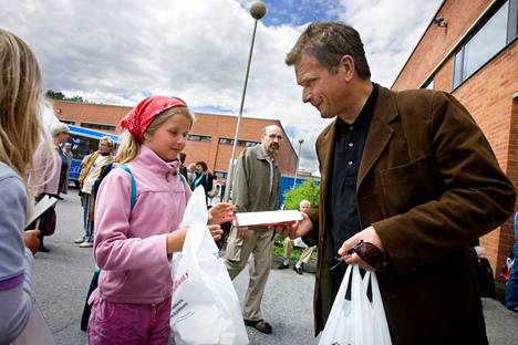 Sauli Niinistö oli Vanhan kirjallisuuden päivillä  myös 2007, jolloin jakoi nimikirjoituksia kuvan tytöille.