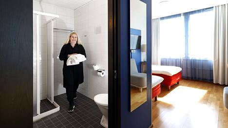 Hotelli Amadon toimitusjohtaja Minna Koivunen esittelee hotellin laajennusosan huonetta.