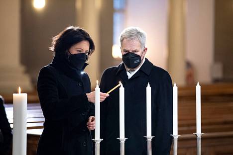 Tasavallan presidentti Sauli Niinistö ja puoliso Jenni Haukio sytyttivät kynttilät Helsingin tuomiokirkon alttarikuorissa ennen itsenäisyyspäivän ekumeenistä juhlajumalanpalvelusta.