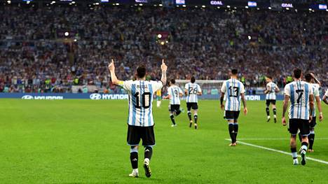 Lionel Messi laukoi uransa ensimmäisen maalin MM-kisojen jatkopeleissä.