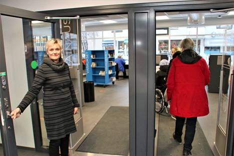 Kirjastopalvelujohtaja Tarja Tuomi sanoo, että kaikki ovat tervetulleita kirjastoon, mutta että sääntöjä pitää noudattaa. 