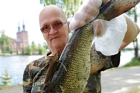 Arto Tiihamäki kalastaa säännöllisesti Vammaskosken rannalla.
