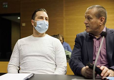 Niko Ranta-aho (vas.) kiisti syytteen oikeudenkäytössä kuultavan uhkaamisesta Helsingin käräjäoikeuden istunnossa 17. toukokuuta. Vieressä istui hänen asianajajansa Hannu Kaitaluoma.