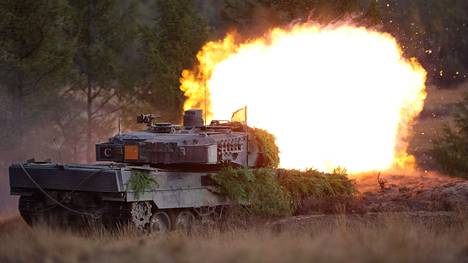 Leopard 2 -panssarivaunu tulitti harjoituksessa Saksassa lokakuussa 2022. 
