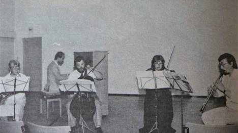  Arvo (oikealla), Urve, Paul ja Riina Purgaa säesti Lembit Orgse pianolla.