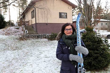 Jaana-Sofia Saarinen lähtee mielellään hiihtämään Suopellon lenkeille. Kotipihasta niille ei ole matka eikä mikään.