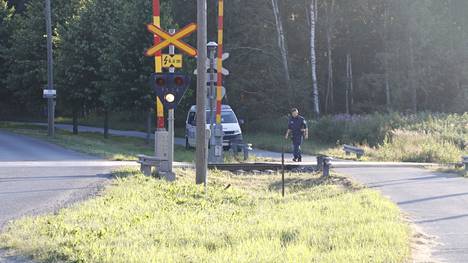 Yksi menehtyi moottoripyörän ja tavarajunan törmäyksessä Porissa Karjarannantien tasoristeyksessä sunnuntaina 4. heinäkuuta. Onnettomuuden jälkeen paikalla oli useita poliisipartioita ja junaliikenne oli suljettuna. Arkistokuva.