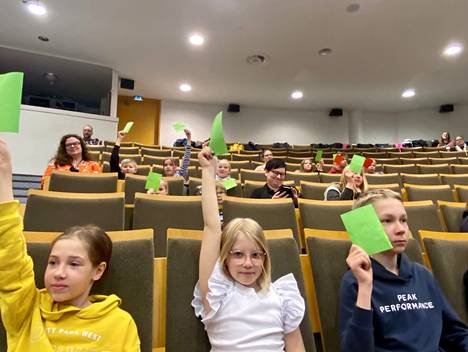 Haluaisitko uimahalliin vesiliukumäen? Sara Sjösten (5. luokka), Miira Korkee (2. luokka) ja Eetu Kaunismaa (6. luokka) vastasivat vihreillä korteilla "kyllä". He olivat paneelissa Vareliuksen koulun edustajina.