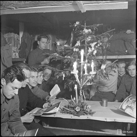 2. patteri viettää joulua korsussa Lempaalan järvellä 24. joulukuuta 1941. SA-kuva.