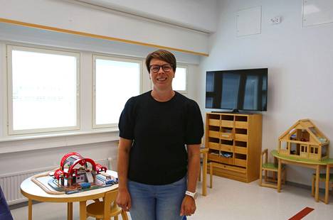 Valkeakosken terveyskeskuksen remontissa valmistui heinäkuussa 2B-kerros, jossa sijaitsevat neuvolapalvelut sekä lasten terapiapalvelut. Palvelupäällikkö Niina Pirinen esitteli uudistuneita huoneita 14. heinäkuuta 2022.