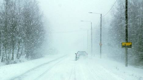 Pöllyävä lumi on tänä vuonna joulun autoilijoiden harmina. Ilmatieteen laitos on antanut varoituksen huonosta ajokelistä koko maahan.