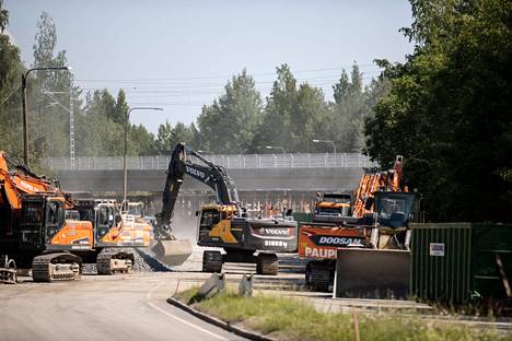 Lempäälän Miemolan viivästyneet ratatyöt pistivät pääradan poikki yli 20 tunniksi, minkä takia koko Suomen junaliikenne on ollut kaaoksessa. 