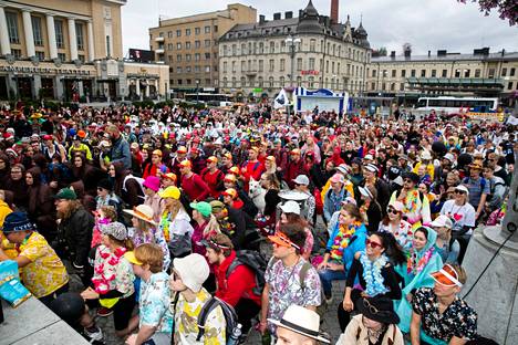 Tampereen ammattikorkeakoulun ensimmäisen vuosikurssin opiskelijat marssivat Keskustorille perinteisissä tursajaisissa syyskuussa 2019.