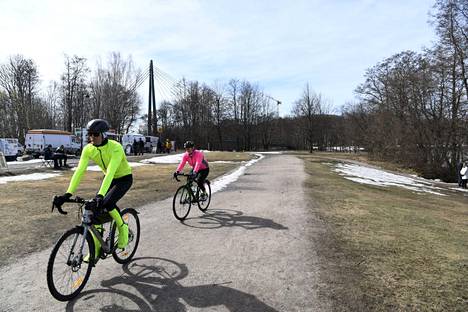 Pyöräilijöitä Vanhankaupunginkoskella Helsingissä pääsiäissunnuntaina 17. huhtikuuta 2022.
