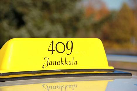 Janakkalassa epäillään, että taksit eivät viitsi ottaa vastaan lyhyitä ajoja, koska pitkät matkat ovat taloudellisesti kannattavampia. 
