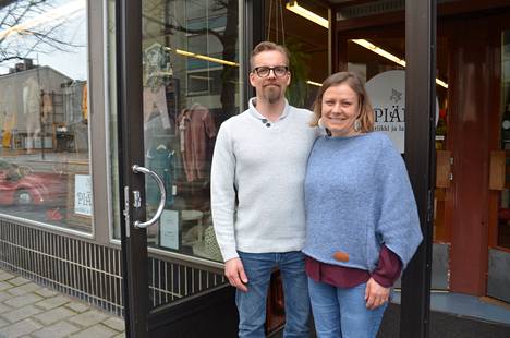 Piänen putiikin ja lahjatalon ensimmäinen viikko on sujunut positiivisissa merkeissä, yrittäjät Timo ja Monika Rehakka kertovat. 