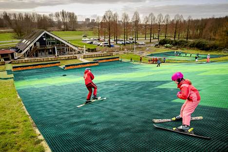 Lämpimän talven takia Hollannin Bergschenhoekissa hiihtokoulua käydään keinotekoisessa laskettelurinteessä.