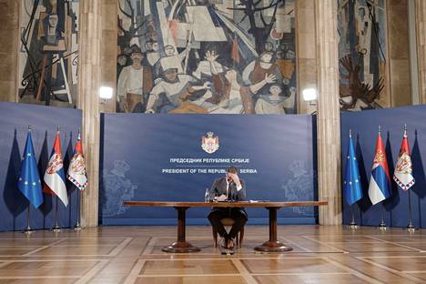 Serbian presidentti Aleksandar Vučić puhui tiedotustilaisuudessa maanantaina.