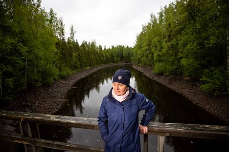 Minna Uusitalo harmittelee Laurinsillan padolla veden vähyyttä. Rantakivikoista näkee, kuinka veden pinta on normaaliuomaansa toista metriä matalammalla.