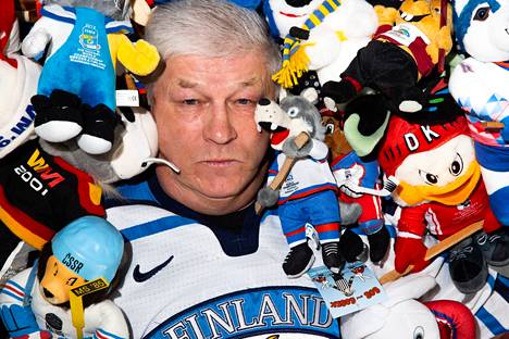 Innokas jääkiekon MM-kisojen kiertäjä Asko Lehtinen on myös koonnut upean kokoelman kisamaskotteja eri vuosilta.