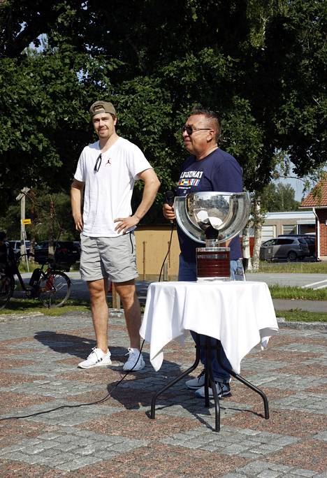 Juho Lammikko (vasemmalla) ja Ari-Pekka Selin kertoivat mietteitään hetken myös virallisemmassa osuudessa.