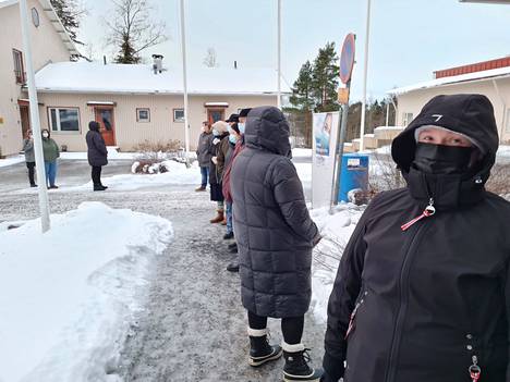 Riikka Lindqvist selvisi noin 20 minuutin jonotuksella Mouhijärven terveyskeskuksen pihassa. Suurimmat ruuhkat olivat heti aamulla, jolloin ulkona jonossa seisoi useita kymmeniä ihmisiä.