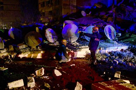 Turkin suuronnettomuus- ja hätätilaviraston AFAD:n työntekijät etsivät eloonjääneitä sortuneen rakennuksen luota Hatayn maakunnan alueella  20. helmikuuta.