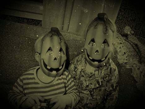 Hui kauhistus ja kaappikellon kummitukset. Tässä sisarukset Onni 2v ja Tilda 4v Halloween tunnelmissa Kangasalla. 