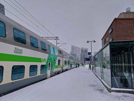 Juna lähti Tampereen rautatieasemalta kello 14.24. Matkustajat odottivat kyydissä, kun etuosassa tehtiin tarkistus, kertoo Aamulehden toimittaja Ilari Leppäniemi paikan päältä.