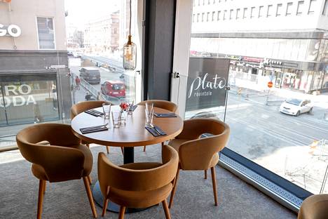 Ravintolatila Hämeenkatu 7:ssä ehti olla pitkään tyhjillään. Platen tyyli oli aiemmin askeettinen ja skandinaavinen, nyt luvassa on rosoisempaa kodikkuutta. Tältä Platessa näytti huhtikuussa 2019.