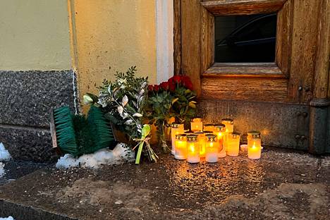Ullanlinnalaisen kerrostalon ovelle oli tuotu sunnuntaina kukkia ja kynttilöitä.