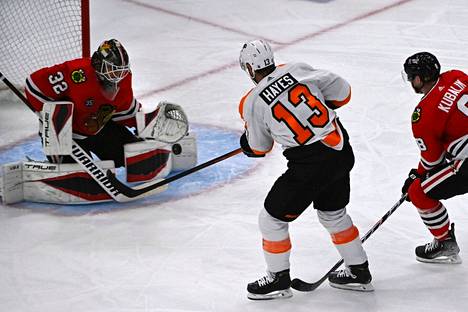 Chicago Blackhawksin maalivahti Kevin Lankinen torjui Philadelphia Flyersin Kevin Hayesin laukauksen.