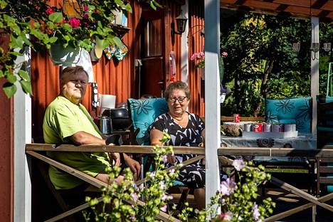 Anneli Kivistö ja Eerkki Axén ovat yhdistäneet kodin ja kesämökin. Pihamaalla viihdytään koko päivä.