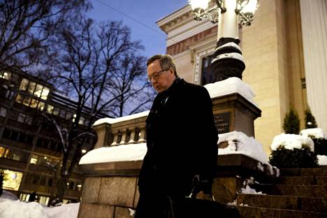 Elikeinoministeri Mika Lintilä (kesk.) poistumassa hallitusviisikon sähkön hintakattoa käsittelevistä neuvotteluista Säätytalolta Helsingissä 16. joulukuuta 2022. 