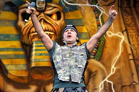 Iron Maiden esiintyi Porissa surullisenkuuluisassa vuoden 2010 Sonispheressä, kun syöksyvirtaus teloi kaksi kävijää kriittiseen tilaan, neljä erikoissairaanhoitoon ja kuusi hoidettavaksi terveyskeskukseen. Yksi uhreista menehtyi myöhemmin vammoihinsa. Kuva Bruce Dickinsonista Tampereelta vuodelta 2008. 