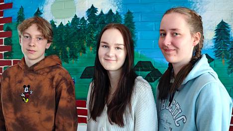 Keuruun lukion ensimmäisen vuosikurssin opiskelijat Lauri Asuinmaa, Linnea Pohjola ja Kerttu Koppelomäki osallistuivat korkeakouluviikkoon 17.–21. huhtikuuta 2023 ja pitävät hyvänä, että saa tutustua lukion jälkeen avautuviin mahdollisuuksiin.