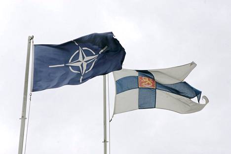 Suomen ja Naton liput liehuivat Kosovossa 29. heinäkuuta 2004. Suomi on ollut jo pitkään Naton rauhankumppani, mutta suomalaisten halukkuus liittyä sotilasliittoon on aiemmin ollut matala.