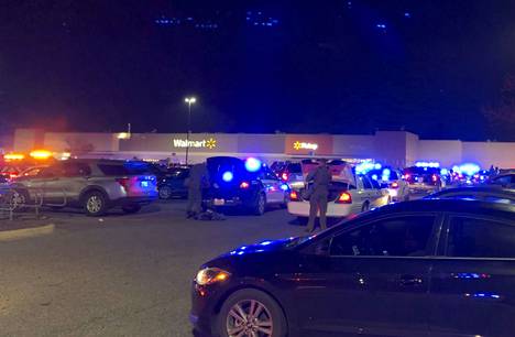 Poliiseja Walmart-kaupan edustalla, mihin ampuja iski myöhään tiistai-iltana paikallista aikaa.