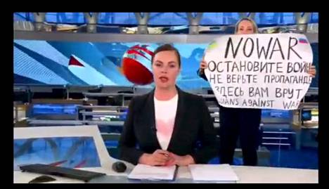 Ukrainan sotaa vastustava mielenosoittaja juoksi Venäjän ykköskanavan suoraan uutislähetykseen maanantai-iltana. Naisella oli käsissään juliste, jossa kehotettiin ihmisiä olemaan uskomatta propagandaa. 