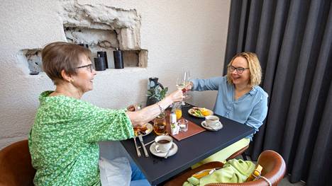 Kippis! Entiset työkaverit Kristiina Peltonen ja Henna Päiviö vaihtavat kuulumisia aamupalan lomassa.