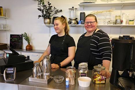 Heidi Huhtalalla (vas.) ja Elina Mannilalla riittää lounasaikaan töitä tiskin molemmilla puolilla. 