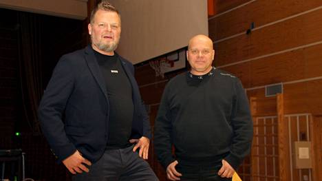 Ex-jääkiekkoilija Marko Jantunen (vasemmalla) ja yli 20 vuotta huumehelvetissä elänyt Pasi Tuomaila kertoivat Mäntän koulukeskuksessa, miten he pääsivät eroon koko elämän vieneistä päihteistä.