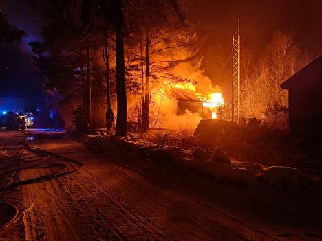 Vanha rintamamiestalo tuhoutui palossa Eurassa Kujantiellä.