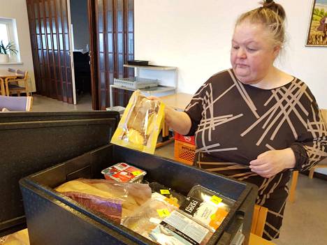 Riitta Laine Toivon talolta kertoo, että muutama styrox-laatikollinen elintarvikkeita lähti nopeasti tarvitsijoiden matkaan maanantaina. 40 minuutin päästä kaupan ruokaa oli jäljellä enää yksi laatikollinen.