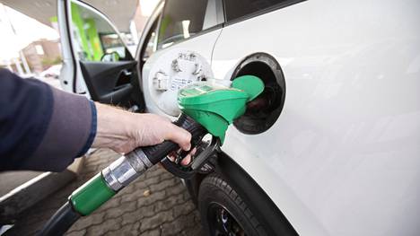 Jos arvonlisäveron korotus siirretään suoraan polttoaineen hintaan, sekä bensiinin että dieselin hinta nousee jälleen. 