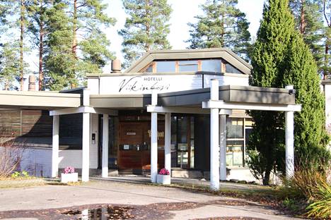 Entisellä varuskunta-alueella Keuruulla sijaitseva hotelli-ravintola Viikinhovin majoitus- ja ravintolatoiminta saa uudet yrittäjät Muuramesta. 