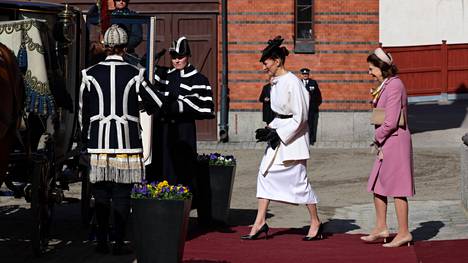Presidentin puoliso Suzanne Innes-Stubb pukeutui mustavalkoiseen vieraillessaan Tukholmassa. Kuningatar Silvia luotti pinkkiin. Arkistokuva.