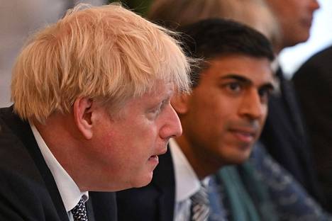 Viime torstaina erostaan ilmoittanut Boris Johnson halutaan ulos virastaan saman tien. Taustalla valtiovarainministeri Rishi Sunak, joka on ennakkosuosikki uudeksi pääministeriksi ja puolueen johtajaksi.